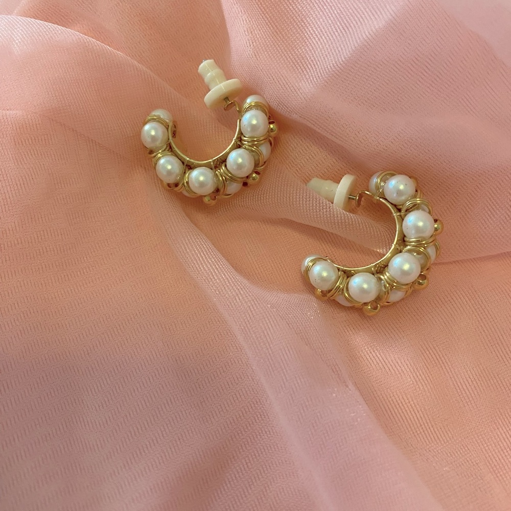VINTAGE AVON PEARL EARRINGS - Picture 2 of 7